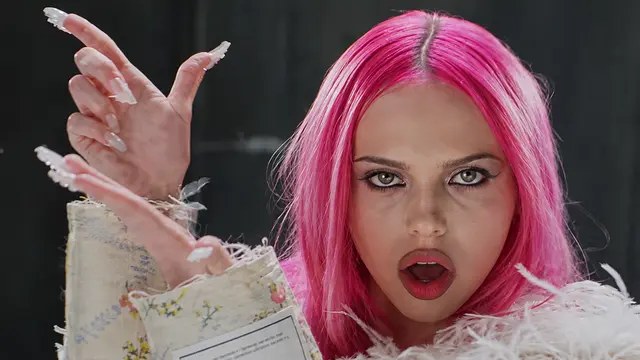 Adéla preskočila všetkých. Klania sa jej Demi Lovato, Elton John, aj Pavel Habera.