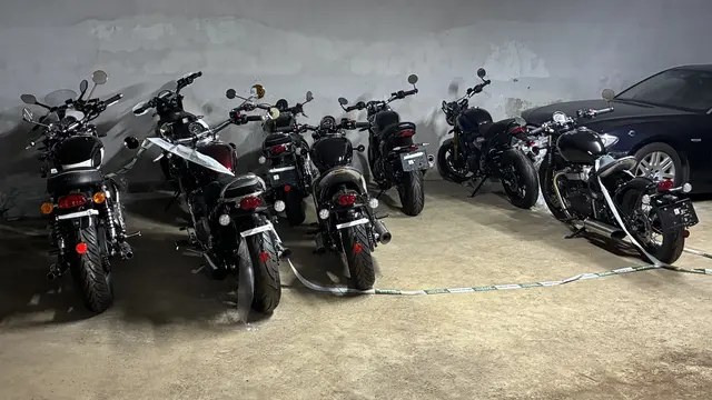 Takto to vyzeralo na prehliadkemotoriek, ktoré dražila Finančná správa