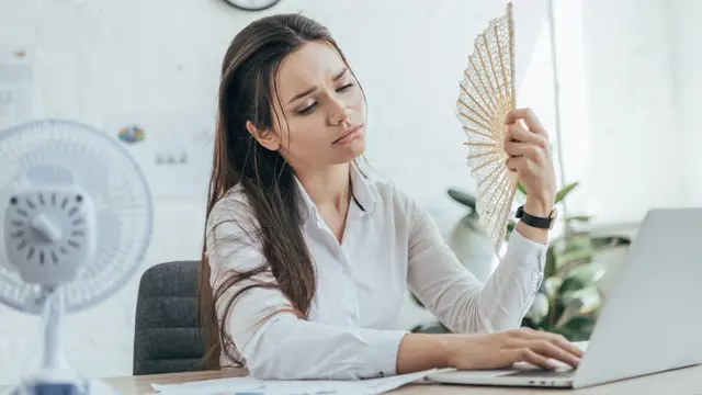 Ak nie klíma, aspoň ventilátor. Počas tohtoročných horúčav si pacienti do nemocníc brali aj pomôcky na chladenie.